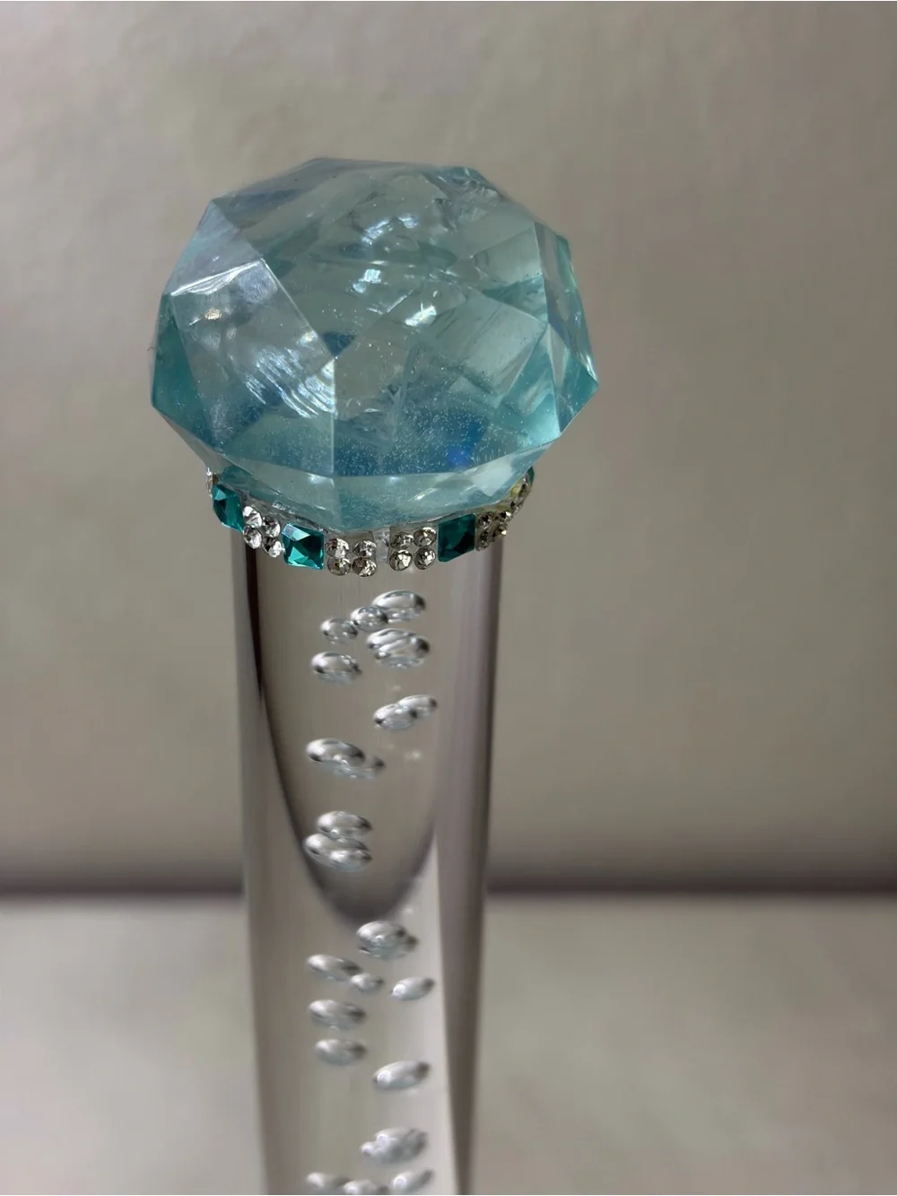 Resin paper towel holder countertop